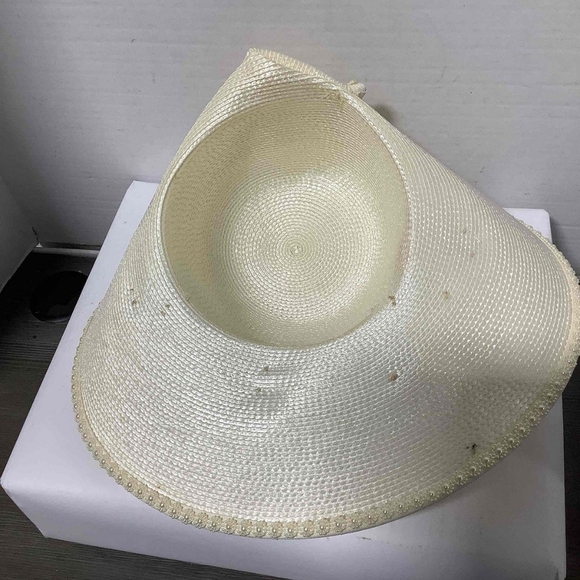 Elegant Cream Floral Women's Hat - Picture 4 of 8